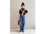 半袖でも首が詰まったTシャツなら秋らしい雰囲気に　出典：StyleHint