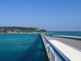 エメラルドブルーの海の上にかかる古宇利大橋を渡って恋の島へ （C）OCVB