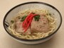 豚肉のスペアリブがのっているソーキそば（沖縄そばの一種） （C）OCVB
