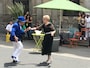 路上で音楽に合わせて踊るステキなカップル