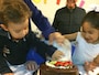 誕生日ケーキに顔を突っ込まれるのも、この国ならではの風習