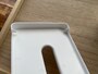 キャンドゥで買える「ティッシュBOX 小物トレイ」の内側にはツメがありボックスティッシュを固定する