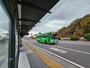 停留所には次から次へと行き先の違うバスがやってくる
