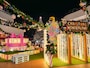 「クリスマスワンダーランド」をテーマにしたカラフルなオブジェが点在