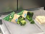 うまもりカバーを使用したブロッコリー（右）は霜がほとんどついていません