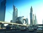 ドバイを走る高速道路シェイク・ザーイド・ロードには、未来博物館（The Museum of the future）などアイコニックな外観の建物が楽しめる