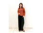 トレンドのメッシュニットを重ねると今っぽさも抜け感もアップ　出典：StyleHint