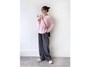 ピンクのカットソーならゆるめのシンプルカジュアルでもおしゃれに見える　出典：WEAR