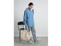 ブルーのシャツを同じブルーデニムと合わせたワントーンコーデがいちおし　出典：WEAR