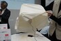 このようにナノイーX発生器がぶら下げられています。「被災時には、この中に靴やヘルメットなどを入れることが想定されています」（畔柳助教）