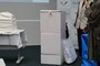 プラスチック段ボールにナノイーX発生器を入れて使う「組み立て消臭クローゼット」。「プラスチック段ボールでできており、たたむと45cm四方くらいで大きめのトートバッグに入るサイズになります。日常的な使い方としては、例えばレジャーで煙の匂いが付いたアウターを入れる、洗いにくいウールの衣類を毎晩かけておくといったことを想定しています」（畔柳助教）