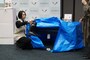 「ブルーシートを長机にかぶせて、下の空間にナノイーX発生器を入れることで、中の空間全体を消臭できます。繰り返し使って臭いが付いてしまった長靴やヘルメットのほか、長机の下のバーを使えばタオルなども掛けられます。これは家族ごとというより、避難所全体で一箇所設けて共有で使うことを想定しています」（畔柳助教）