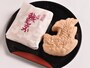 名古屋のシンボル、金のしゃちほこをモチーフにした「元祖 鯱もなか」。10個入り1900円（税込、以下同）。本店でのみバラ売りもあり1個170円