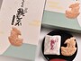 看板商品・鯱もなかのパッケージは2022年にリニューアル。6個入り（左・980円）と9個入り（右・1360円）を並べると名古屋城の天守閣になる。名古屋城売店、名古屋駅のグランドキヨスク名古屋などで販売
