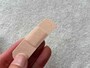 ダイソーの「救急！！　キズテープ　布絆創膏　Ｍサイズ　20枚入」は少し厚みがある