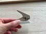 ダイソーの「コンパクト1穴パンチ（ブルー、ベージュ、グレー）」は小さめサイズ