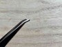 ダイソーの「ピンセット（曲型、先端平型タイプ、125mm）」は先端が平たくなっている