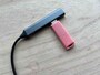 「薄型USB3.0ハブ　（USB4ポート）」にUSBメモリを差し込んで、デスクトップのパソコンに接続