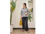 楽ちんなウエストのパンツをきちんと感のあるシャツでシャープに見せて　出典：WEAR