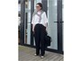 シンプルな白Tシャツにメガネを合わせてクリーンな着こなしに　出典：WEAR