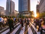 ノー残業でも家には帰らず、敢えて夜の街を漂う会社員たち。その目的は……