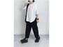 足もとがもたつかず、合わせやすいテーパードパンツ　出典：WEAR