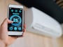 エアコンをスマートフォンアプリで操作する様子（イメージ）