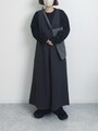 黒のカットソーはグレーなどダークカラーのアイテムともなじませやすい　出典：WEAR