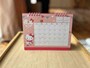 ダイソーの「卓上カレンダー（ハローキティ）」は棚や机に置ける