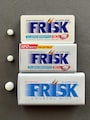 クラシエ「FRISK」の粒とケースのサイズ比較。上段は従来品、中段は2022年発売の増量版、下段は2024年リニューアル後