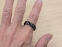 EVERINGを指にはめた様子