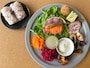 京の素材のおかずプレートに赤米ごはんおにぎりを付けて