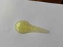 ダイソーの「アクリル絵の具（30mL、グリッターイエロー）」はキラキラした薄い黄色