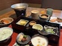 高菜入りのおかゆに、よく合う品々の揃った朝食