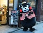 王子様姿でお祝いに駆けつけた＝10月12日、東京都中央区
