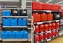 灯油缶の色、赤か青で話題沸騰！