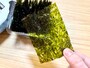大きな海苔でほかほかのごはんをくるっと巻いて食べると、あまりのおいしさに箸が止まりません！