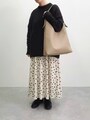 黒のゆったりニットには、軽やかなボトムスを合わせるとおしゃれ見えします　出典：WEAR