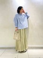 上下を春らしいカラーで揃えて、足もとも軽やかに　出典：WEAR