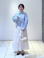 ショート丈のシャツは2025年春夏を代表するトレンドアイテム　 出典：WEAR