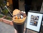 SAK CREPE「KING（950円）」……バナナ、チョコチップ、チョコレート、ガトーショコラ、ホイップ、チョコホイップ、カスタード、削りチョコレートが楽しめる、ボリューム満点のクレープ
