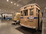 7両の市電車両、停留所標識、敷石が当時の姿で保存されています（画像提供：横浜市電保存館）