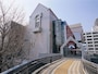 山下公園と横浜人形の家を結ぶ歩道橋「ポーリン橋」から眺めた外観（画像提供：横浜人形の家）