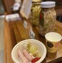 ビールによく合う、太めのウインナーに瓶詰めのキャベツやマスタードなどを添えて