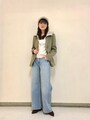 前開きのパーカにジャケットを重ねて大人っぽいレイヤードコーデに　出典：StyleHint