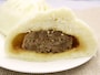 華正樓「肉まん（1個450円税別）」。同サイズの「あんまん」もあります。箱詰めしてもらい、手土産やギフトにも（2015年1月16日撮影）