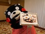 メニューチェックにも余念がないくまモン＝2月11日、東京都港区