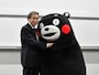だいすきな蒲島前知事をみつけて前のめりなくまモン＝2月9日、熊本県熊本市