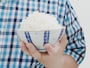 【NG】手の平に載せてお茶碗を握るように持つ