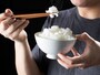 【NG】こちらも独特なお茶碗の持ち方。ある意味、器用とも？